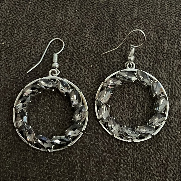French hook earrings. Faceted gray set in silver-tone. - Picture 1 of 9